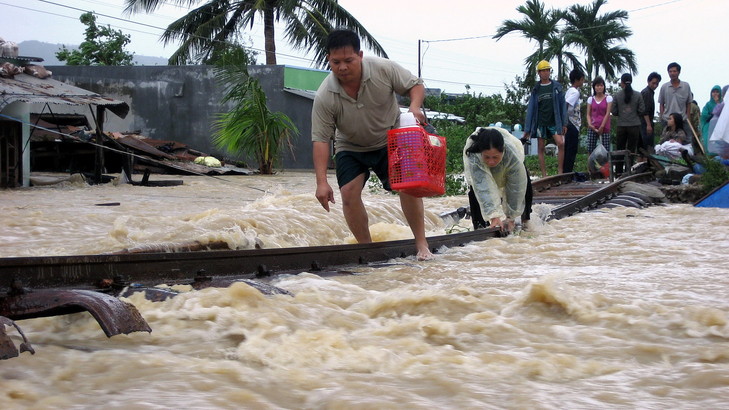 15peoplekilledintorrentialrainsinvietnam
